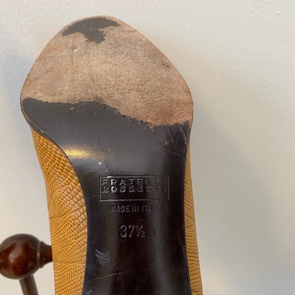 Mustard textured pumps - Picture 9 of 10